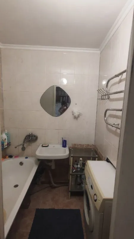 ‼️продажа квартиры‼️ 🏡продаётся трехкомнатная квартира на трубном, г. харцызск днр ✅этажность–5/9 жилого дома ✅квартира не угловая вода доходит ✅комнаты раздельные, пластиковые окна, плитка ванна, туалет, кухня, водонагревательный бак ✅квартира в жилом состоянии, сухая, очень тёплая 🧾документы готовы, прописанных нет ✍️возможно продажа с маткапиталом 🔥собственник 💴цена: 3🍋200.000 рублей ☎️+7(949) 389-12-07 недвижимость днр - фотография - 4