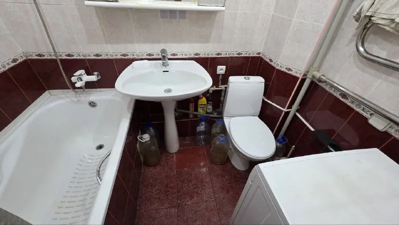 долгосрочная аренда! 3-комнатная квартира в хорошем состоянии в районе донецк-сити, ул. университетская 100а. дом кооперативный, ухоженный двор и подъезд. 9 этаж. прямо у подъезда установлена накопительная бочка. квартира теплая, светлая. большой благоустроенный балкон с отличным видом на донецк-сити. хорошее состояние. укомплектована мебелью и техникой. арендная плата 30000руб, ком. услуги дополнительно. комиссия ан. +79493124599 (telegram, whatsapp) - наталья. с уважением "центр недвижимости мир". - фотография - 10