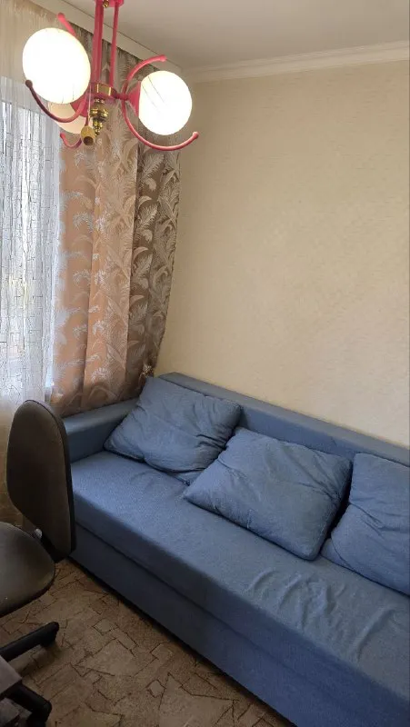 долгосрочная аренда! 3-комнатная квартира в хорошем состоянии в районе донецк-сити, ул. университетская 100а. дом кооперативный, ухоженный двор и подъезд. 9 этаж. прямо у подъезда установлена накопительная бочка. квартира теплая, светлая. большой благоустроенный балкон с отличным видом на донецк-сити. хорошее состояние. укомплектована мебелью и техникой. арендная плата 30000руб, ком. услуги дополнительно. комиссия ан. +79493124599 (telegram, whatsapp) - наталья. с уважением "центр недвижимости мир". - фотография - 2