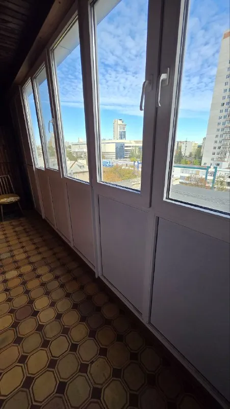 долгосрочная аренда! 3-комнатная квартира в хорошем состоянии в районе донецк-сити, ул. университетская 100а. дом кооперативный, ухоженный двор и подъезд. 9 этаж. прямо у подъезда установлена накопительная бочка. квартира теплая, светлая. большой благоустроенный балкон с отличным видом на донецк-сити. хорошее состояние. укомплектована мебелью и техникой. арендная плата 30000руб, ком. услуги дополнительно. комиссия ан. +79493124599 (telegram, whatsapp) - наталья. с уважением "центр недвижимости мир". - фотография - 3