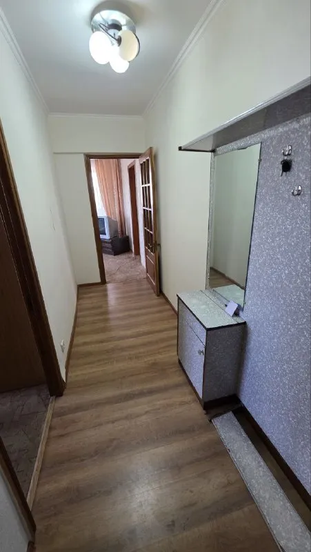 долгосрочная аренда! 3-комнатная квартира в хорошем состоянии в районе донецк-сити, ул. университетская 100а. дом кооперативный, ухоженный двор и подъезд. 9 этаж. прямо у подъезда установлена накопительная бочка. квартира теплая, светлая. большой благоустроенный балкон с отличным видом на донецк-сити. хорошее состояние. укомплектована мебелью и техникой. арендная плата 30000руб, ком. услуги дополнительно. комиссия ан. +79493124599 (telegram, whatsapp) - наталья. с уважением "центр недвижимости мир". - фотография - 6