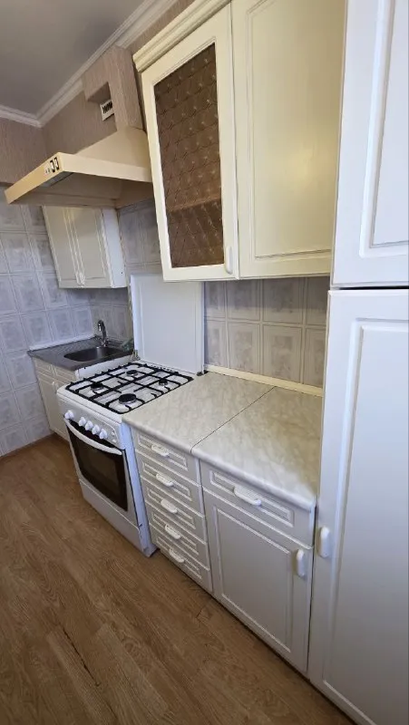 долгосрочная аренда! 3-комнатная квартира в хорошем состоянии в районе донецк-сити, ул. университетская 100а. дом кооперативный, ухоженный двор и подъезд. 9 этаж. прямо у подъезда установлена накопительная бочка. квартира теплая, светлая. большой благоустроенный балкон с отличным видом на донецк-сити. хорошее состояние. укомплектована мебелью и техникой. арендная плата 30000руб, ком. услуги дополнительно. комиссия ан. +79493124599 (telegram, whatsapp) - наталья. с уважением "центр недвижимости мир". - фотография - 7