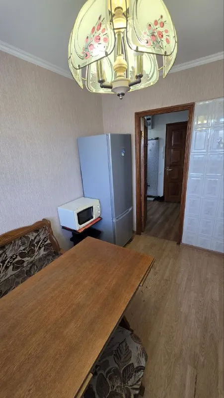 долгосрочная аренда! 3-комнатная квартира в хорошем состоянии в районе донецк-сити, ул. университетская 100а. дом кооперативный, ухоженный двор и подъезд. 9 этаж. прямо у подъезда установлена накопительная бочка. квартира теплая, светлая. большой благоустроенный балкон с отличным видом на донецк-сити. хорошее состояние. укомплектована мебелью и техникой. арендная плата 30000руб, ком. услуги дополнительно. комиссия ан. +79493124599 (telegram, whatsapp) - наталья. с уважением "центр недвижимости мир". - фотография - 8