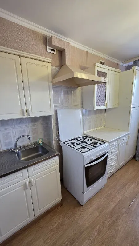 долгосрочная аренда! 3-комнатная квартира в хорошем состоянии в районе донецк-сити, ул. университетская 100а. дом кооперативный, ухоженный двор и подъезд. 9 этаж. прямо у подъезда установлена накопительная бочка. квартира теплая, светлая. большой благоустроенный балкон с отличным видом на донецк-сити. хорошее состояние. укомплектована мебелью и техникой. арендная плата 30000руб, ком. услуги дополнительно. комиссия ан. +79493124599 (telegram, whatsapp) - наталья. с уважением "центр недвижимости мир". - фотография - 9