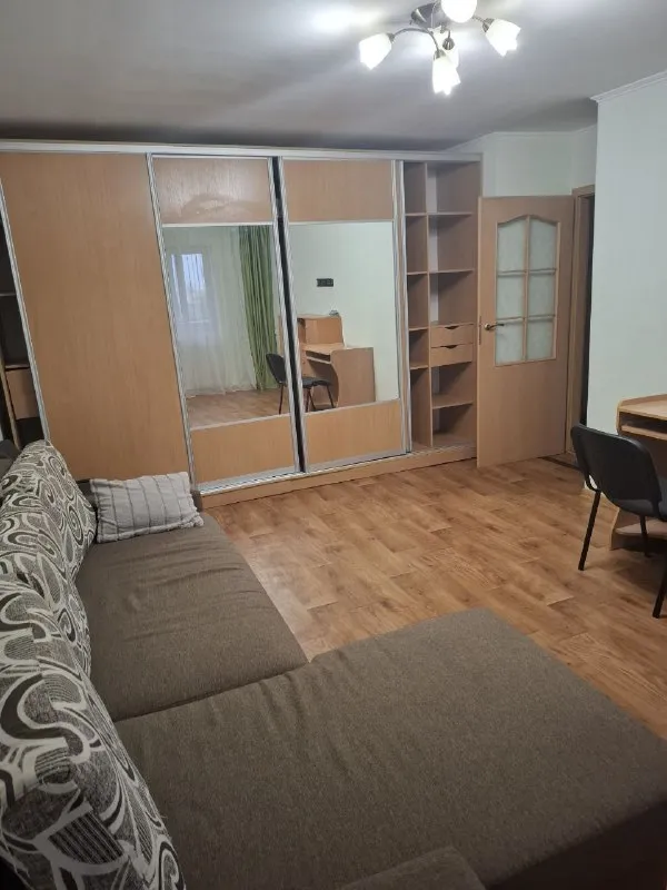 продам двухкомнатную квартиру 🌇донецк, киевский район, ориентир донецк-сити📍 ✅этаж 5/9 ✅квартира с красивым панорамным видом на улицу артема. ✅хороший чистый двор, много парковочных мест, во дворе киоск с продаже питьевой воды и большие накопительные бочки с водой для использования. ✅квартрира очень теплая! ✅не угловая! - фотография - 3