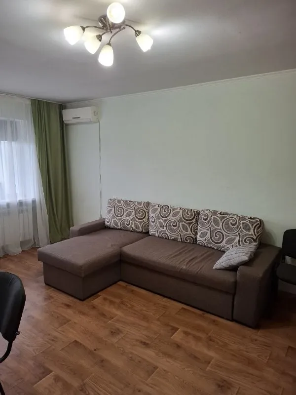 продам двухкомнатную квартиру 🌇донецк, киевский район, ориентир донецк-сити📍 ✅этаж 5/9 ✅квартира с красивым панорамным видом на улицу артема. ✅хороший чистый двор, много парковочных мест, во дворе киоск с продаже питьевой воды и большие накопительные бочки с водой для использования. ✅квартрира очень теплая! ✅не угловая! - фотография - 4