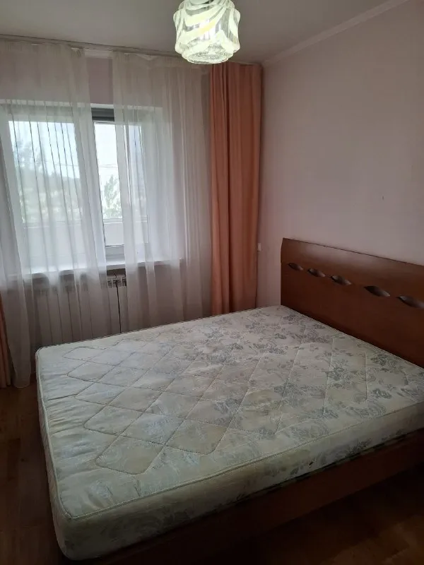 продам двухкомнатную квартиру 🌇донецк, киевский район, ориентир донецк-сити📍 ✅этаж 5/9 ✅квартира с красивым панорамным видом на улицу артема. ✅хороший чистый двор, много парковочных мест, во дворе киоск с продаже питьевой воды и большие накопительные бочки с водой для использования. ✅квартрира очень теплая! ✅не угловая! - фотография - 6