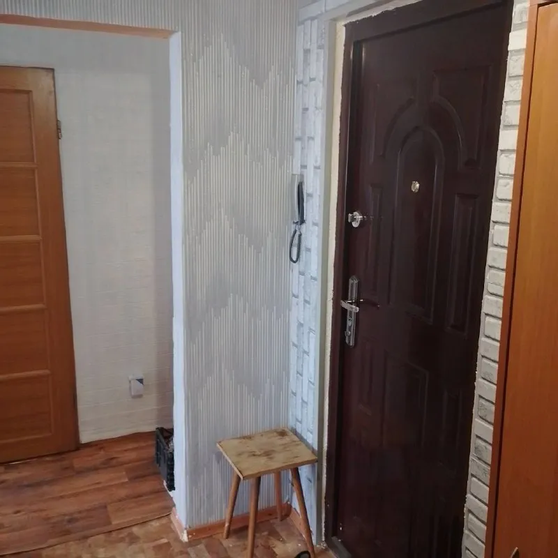 продам 2х комнатную квартиру 📍мкр-он текстильщик в кировском р-не донецка универсам "обжора" 7/9 эт. дома 47.7/30/7.4м ✅комнаты раздельно ✅с/у совмещён ✅лоджия ✅состояние хорошее все что на фото остаётся✅ квартира в росреестре, прописанных о, свободная цена 4.5.. ..( потому что, эл-во без перебоев, вода всегда по графику, зимой тепло. ) устроит кв. непременно договоримся, ,,, с настоящим покупателем о цене самое выгодное расположение для сдачи и удобное для проживания не дозвонились пишите, наберу +79497428596 с ув. собственник - фотография - 1