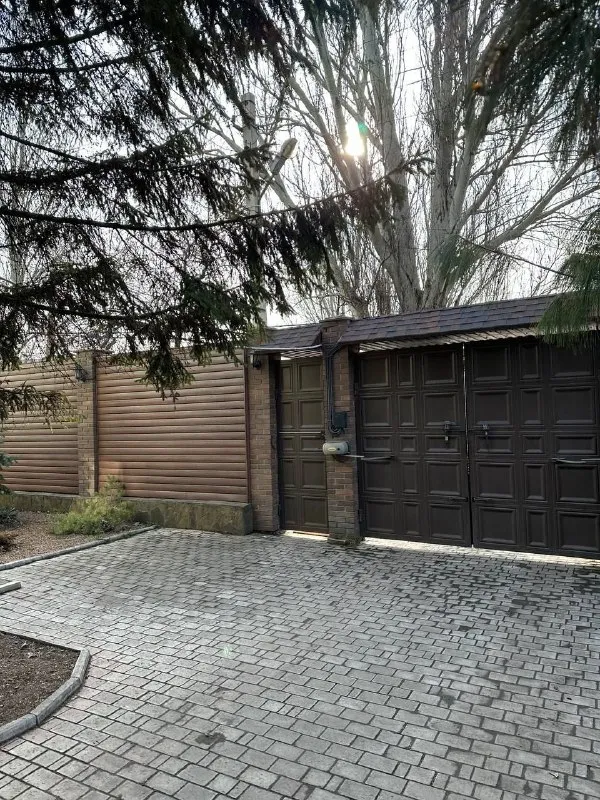 продам элитный частный 🏡 дом 🌇донецк, калининский район📍 ❗️цена снижена❗️ ✅представляем вашему вниманию роскошное предложение для тех, кто ценит комфорт и качество жизни! ✅общая площадь дома: 240 м², участок земли: 5,5 соток ( гос. акт на землю). ✅год постройки: 2010. коммуникации: все центральные. - фотография - 2