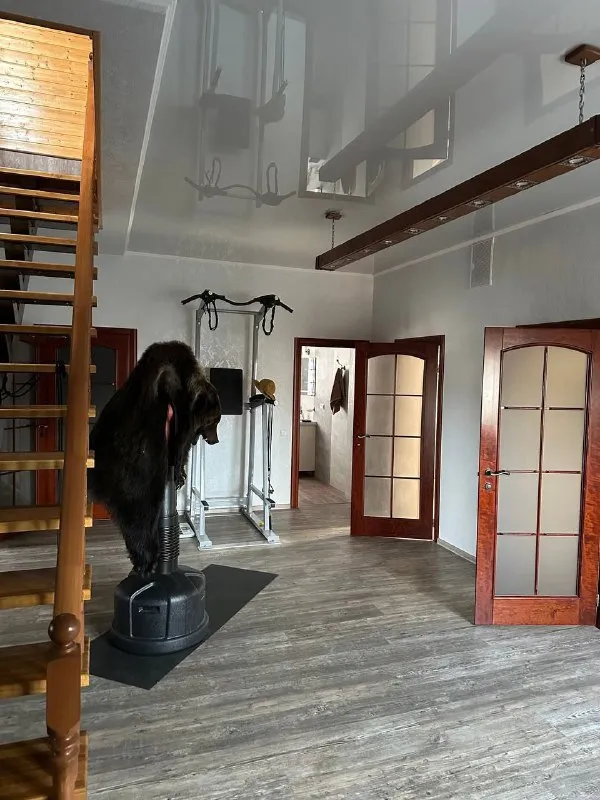 продам элитный частный 🏡 дом 🌇донецк, калининский район📍 ❗️цена снижена❗️ ✅представляем вашему вниманию роскошное предложение для тех, кто ценит комфорт и качество жизни! ✅общая площадь дома: 240 м², участок земли: 5,5 соток ( гос. акт на землю). ✅год постройки: 2010. коммуникации: все центральные. - фотография - 3