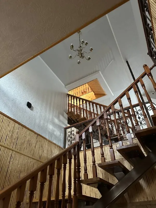 продам элитный частный 🏡 дом 🌇донецк, калининский район📍 ❗️цена снижена❗️ ✅представляем вашему вниманию роскошное предложение для тех, кто ценит комфорт и качество жизни! ✅общая площадь дома: 240 м², участок земли: 5,5 соток ( гос. акт на землю). ✅год постройки: 2010. коммуникации: все центральные. - фотография - 4