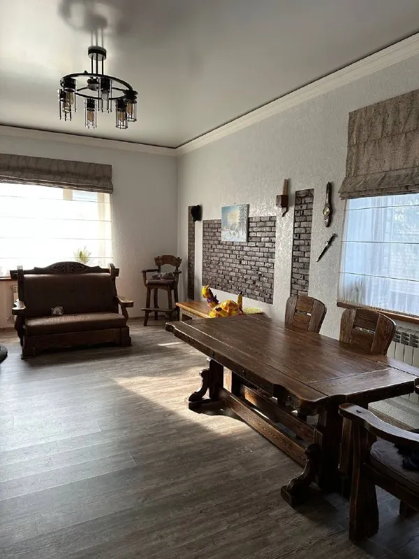 продам элитный частный 🏡 дом 🌇донецк, калининский район📍 ❗️цена снижена❗️ ✅представляем вашему вниманию роскошное предложение для тех, кто ценит комфорт и качество жизни! ✅общая площадь дома: 240 м², участок земли: 5,5 соток ( гос. акт на землю). ✅год постройки: 2010. коммуникации: все центральные. - фотография - 5