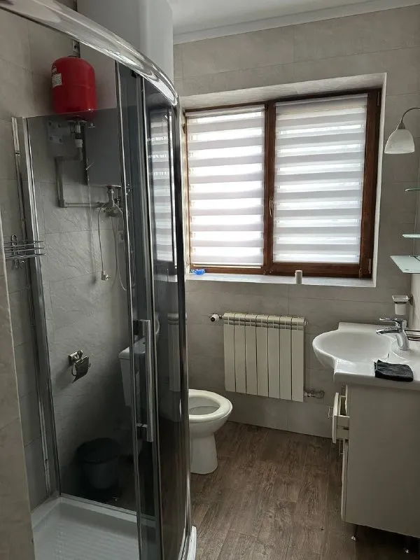 продам элитный частный 🏡 дом 🌇донецк, калининский район📍 ❗️цена снижена❗️ ✅представляем вашему вниманию роскошное предложение для тех, кто ценит комфорт и качество жизни! ✅общая площадь дома: 240 м², участок земли: 5,5 соток ( гос. акт на землю). ✅год постройки: 2010. коммуникации: все центральные. - фотография - 9