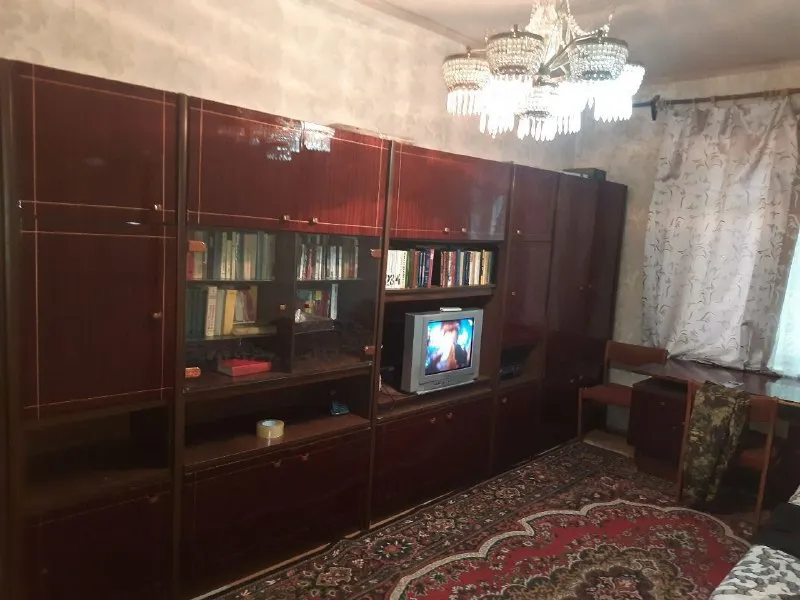 сдаётся 3-х комнатная квартира 🌇донецк, объединённый ул б. магистральная пролетарский район📍 ✅высокий цоколь, решётки на окнах ✅прекрасная транспортная развязка - маршрутки и трамвай 👍отличная инфраструктура ( вещевой, продуктовый и авторынки, аптека, магазины, школы, детсады, дк юбилейный, больница, банк, почта и т д) ✅безопасный район, тихий двор ✅вся необходимая мебель и бытовая техника ( холодильник, стиральная машинка- автомат, телевизор и т д) интернет wifi газовая колонк. .. ику, напор отличный 📷дополнительные фото вышлю ✅гражданским. ✅без домашних животных 💰цена 27000 ₽ + залог + комиссия агентства, залог можно разбить на два платежа оплата по факту заселения 📲☎️+79493523316 подписаться | дать объявление - фотография - 2