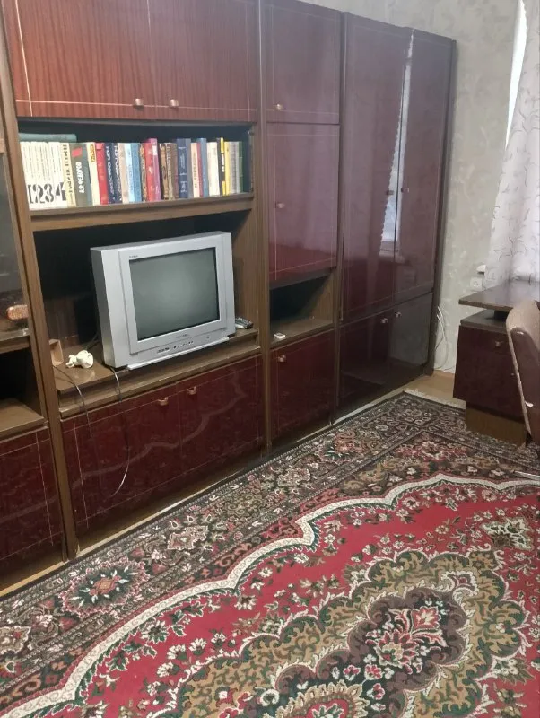 сдаётся 3-х комнатная квартира 🌇донецк, объединённый ул б. магистральная пролетарский район📍 ✅высокий цоколь, решётки на окнах ✅прекрасная транспортная развязка - маршрутки и трамвай 👍отличная инфраструктура ( вещевой, продуктовый и авторынки, аптека, магазины, школы, детсады, дк юбилейный, больница, банк, почта и т д) ✅безопасный район, тихий двор ✅вся необходимая мебель и бытовая техника ( холодильник, стиральная машинка- автомат, телевизор и т д) интернет wifi газовая колонк. .. ику, напор отличный 📷дополнительные фото вышлю ✅гражданским. ✅без домашних животных 💰цена 27000 ₽ + залог + комиссия агентства, залог можно разбить на два платежа оплата по факту заселения 📲☎️+79493523316 подписаться | дать объявление - фотография - 3