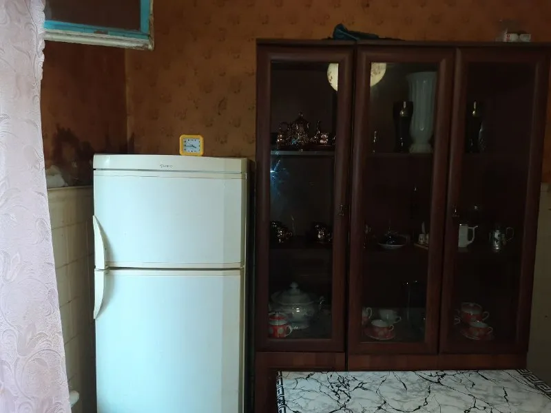 сдаётся 3-х комнатная квартира 🌇донецк, объединённый ул б. магистральная пролетарский район📍 ✅высокий цоколь, решётки на окнах ✅прекрасная транспортная развязка - маршрутки и трамвай 👍отличная инфраструктура ( вещевой, продуктовый и авторынки, аптека, магазины, школы, детсады, дк юбилейный, больница, банк, почта и т д) ✅безопасный район, тихий двор ✅вся необходимая мебель и бытовая техника ( холодильник, стиральная машинка- автомат, телевизор и т д) интернет wifi газовая колонк. .. ику, напор отличный 📷дополнительные фото вышлю ✅гражданским. ✅без домашних животных 💰цена 27000 ₽ + залог + комиссия агентства, залог можно разбить на два платежа оплата по факту заселения 📲☎️+79493523316 подписаться | дать объявление - фотография - 6