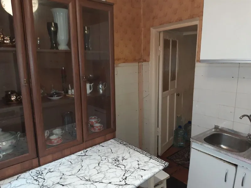 сдаётся 3-х комнатная квартира 🌇донецк, объединённый ул б. магистральная пролетарский район📍 ✅высокий цоколь, решётки на окнах ✅прекрасная транспортная развязка - маршрутки и трамвай 👍отличная инфраструктура ( вещевой, продуктовый и авторынки, аптека, магазины, школы, детсады, дк юбилейный, больница, банк, почта и т д) ✅безопасный район, тихий двор ✅вся необходимая мебель и бытовая техника ( холодильник, стиральная машинка- автомат, телевизор и т д) интернет wifi газовая колонк. .. ику, напор отличный 📷дополнительные фото вышлю ✅гражданским. ✅без домашних животных 💰цена 27000 ₽ + залог + комиссия агентства, залог можно разбить на два платежа оплата по факту заселения 📲☎️+79493523316 подписаться | дать объявление - фотография - 7