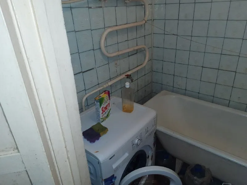 сдаётся 3-х комнатная квартира 🌇донецк, объединённый ул б. магистральная пролетарский район📍 ✅высокий цоколь, решётки на окнах ✅прекрасная транспортная развязка - маршрутки и трамвай 👍отличная инфраструктура ( вещевой, продуктовый и авторынки, аптека, магазины, школы, детсады, дк юбилейный, больница, банк, почта и т д) ✅безопасный район, тихий двор ✅вся необходимая мебель и бытовая техника ( холодильник, стиральная машинка- автомат, телевизор и т д) интернет wifi газовая колонк. .. ику, напор отличный 📷дополнительные фото вышлю ✅гражданским. ✅без домашних животных 💰цена 27000 ₽ + залог + комиссия агентства, залог можно разбить на два платежа оплата по факту заселения 📲☎️+79493523316 подписаться | дать объявление - фотография - 8