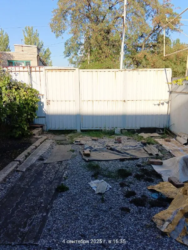 продам 4х комнатную квартиру на земле, 80м. кв. два входа в дом, двое ворот. 4 комнаты, 2-ва сан узла, 2-ве кухни. чистое - жилое состояние. газовое отопление. центральная канализация. хороший высокий и вместительный гараж с ямой. очень глубокий подвал. летняя кухня с газом и удобствами. центр города, ориентир оцкб / универмаг донбасс /параллельно ул. олимпиева, ближе к смолянке. остановка трамвая рядом, транспорт - по ленинскому проспекту в 10-ти минутах, от смолянки в 4х минутах. цена - 4 500 000руб. ан анна +7 949 470 04 83 (феникс), +7 949 796 89 69 (миранда). - фотография - 10