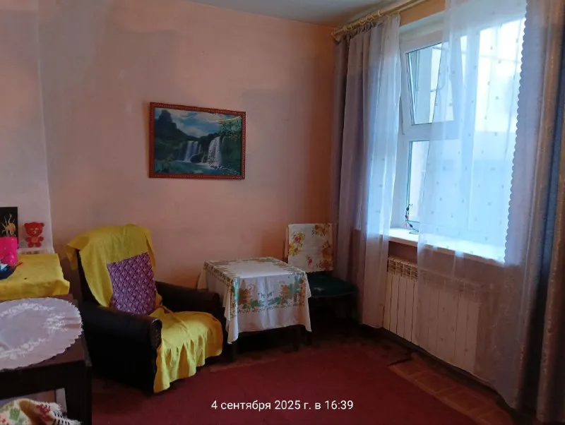 продам 4х комнатную квартиру на земле, 80м. кв. два входа в дом, двое ворот. 4 комнаты, 2-ва сан узла, 2-ве кухни. чистое - жилое состояние. газовое отопление. центральная канализация. хороший высокий и вместительный гараж с ямой. очень глубокий подвал. летняя кухня с газом и удобствами. центр города, ориентир оцкб / универмаг донбасс /параллельно ул. олимпиева, ближе к смолянке. остановка трамвая рядом, транспорт - по ленинскому проспекту в 10-ти минутах, от смолянки в 4х минутах. цена - 4 500 000руб. ан анна +7 949 470 04 83 (феникс), +7 949 796 89 69 (миранда). - фотография - 5