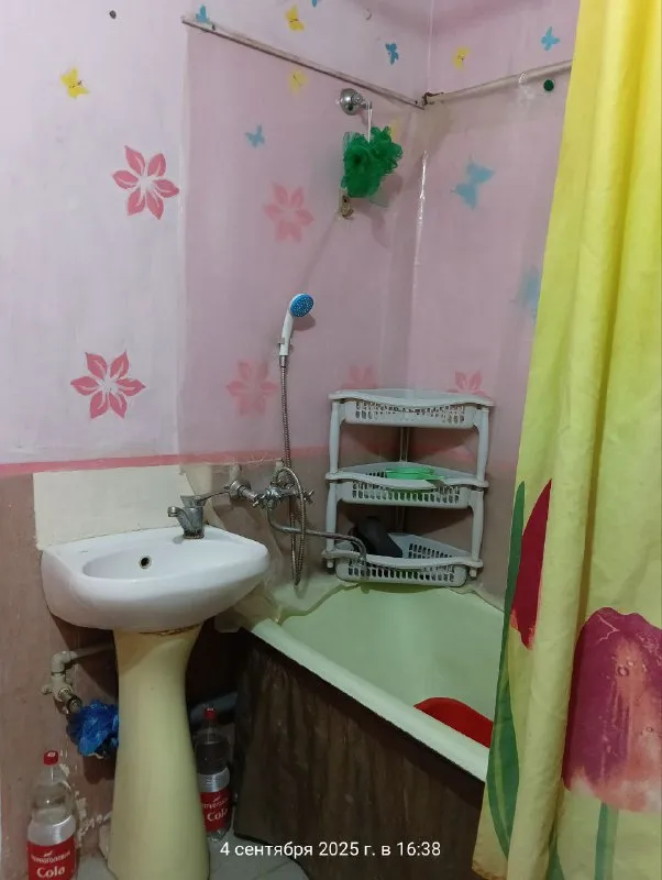 продам 4х комнатную квартиру на земле, 80м. кв. два входа в дом, двое ворот. 4 комнаты, 2-ва сан узла, 2-ве кухни. чистое - жилое состояние. газовое отопление. центральная канализация. хороший высокий и вместительный гараж с ямой. очень глубокий подвал. летняя кухня с газом и удобствами. центр города, ориентир оцкб / универмаг донбасс /параллельно ул. олимпиева, ближе к смолянке. остановка трамвая рядом, транспорт - по ленинскому проспекту в 10-ти минутах, от смолянки в 4х минутах. цена - 4 500 000руб. ан анна +7 949 470 04 83 (феникс), +7 949 796 89 69 (миранда). - фотография - 6