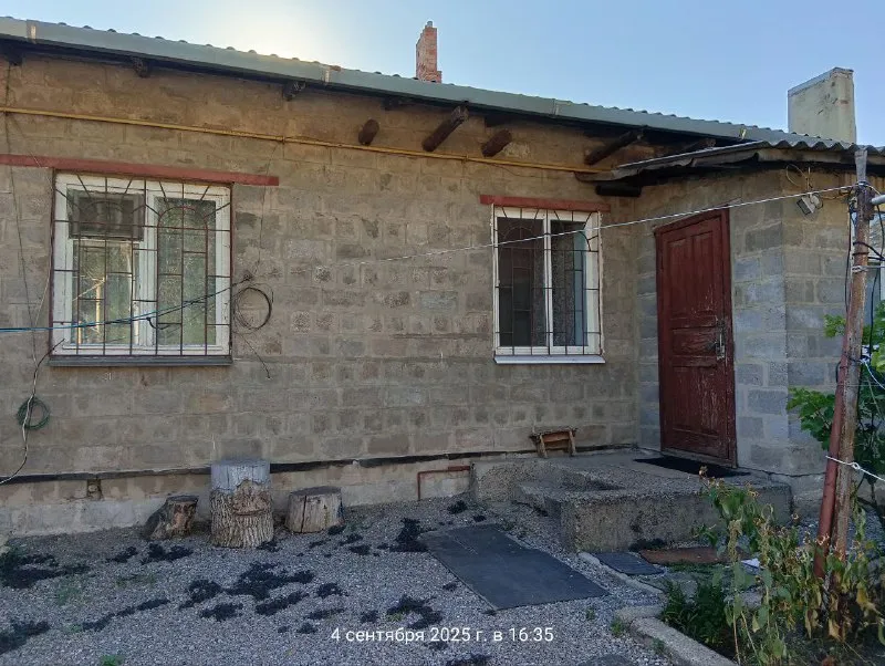 продам 4х комнатную квартиру на земле, 80м. кв. два входа в дом, двое ворот. 4 комнаты, 2-ва сан узла, 2-ве кухни. чистое - жилое состояние. газовое отопление. центральная канализация. хороший высокий и вместительный гараж с ямой. очень глубокий подвал. летняя кухня с газом и удобствами. центр города, ориентир оцкб / универмаг донбасс /параллельно ул. олимпиева, ближе к смолянке. остановка трамвая рядом, транспорт - по ленинскому проспекту в 10-ти минутах, от смолянки в 4х минутах. цена - 4 500 000руб. ан анна +7 949 470 04 83 (феникс), +7 949 796 89 69 (миранда). - фотография - 8