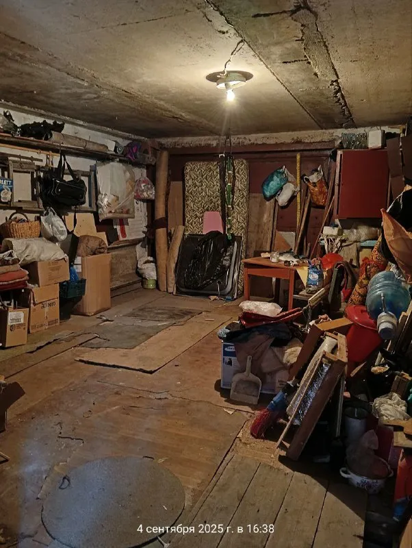 продам 4х комнатную квартиру на земле, 80м. кв. два входа в дом, двое ворот. 4 комнаты, 2-ва сан узла, 2-ве кухни. чистое - жилое состояние. газовое отопление. центральная канализация. хороший высокий и вместительный гараж с ямой. очень глубокий подвал. летняя кухня с газом и удобствами. центр города, ориентир оцкб / универмаг донбасс /параллельно ул. олимпиева, ближе к смолянке. остановка трамвая рядом, транспорт - по ленинскому проспекту в 10-ти минутах, от смолянки в 4х минутах. цена - 4 500 000руб. ан анна +7 949 470 04 83 (феникс), +7 949 796 89 69 (миранда). - фотография - 9