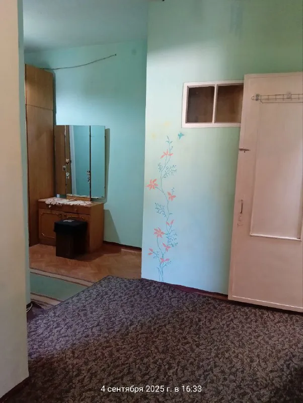 продам четырёхкомнатную квартиру на земле, 80м. кв. 🌇донецк, центр города, ориентир оцкб / универмаг донбасс /параллельно ул. олимпиева, ближе к смолянке. 📍 ✅два входа в дом, двое ворот. ✅4 комнаты, 2-ва сан узла, 2-ве кухни. чистое - жилое состояние. ⛽газовое отопление. 👍центральная канализация. ✅хороший высокий и вместительный гараж с ямой. ✅очень глубокий подвал. - фотография - 7