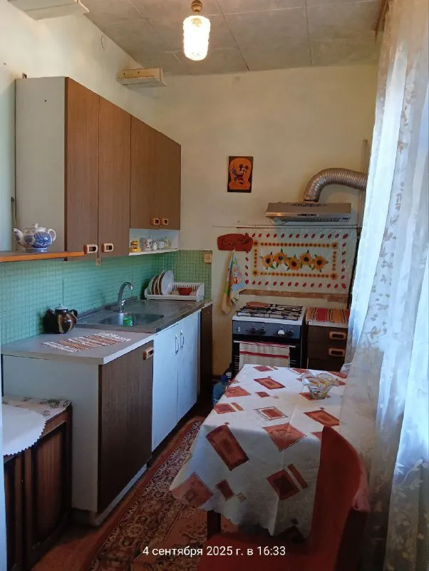 продам четырёхкомнатную квартиру на земле, 80м. кв. 🌇донецк, центр города, ориентир оцкб / универмаг донбасс /параллельно ул. олимпиева, ближе к смолянке. 📍 ✅два входа в дом, двое ворот. ✅4 комнаты, 2-ва сан узла, 2-ве кухни. чистое - жилое состояние. ⛽газовое отопление. 👍центральная канализация. ✅хороший высокий и вместительный гараж с ямой. ✅очень глубокий подвал. - фотография - 8