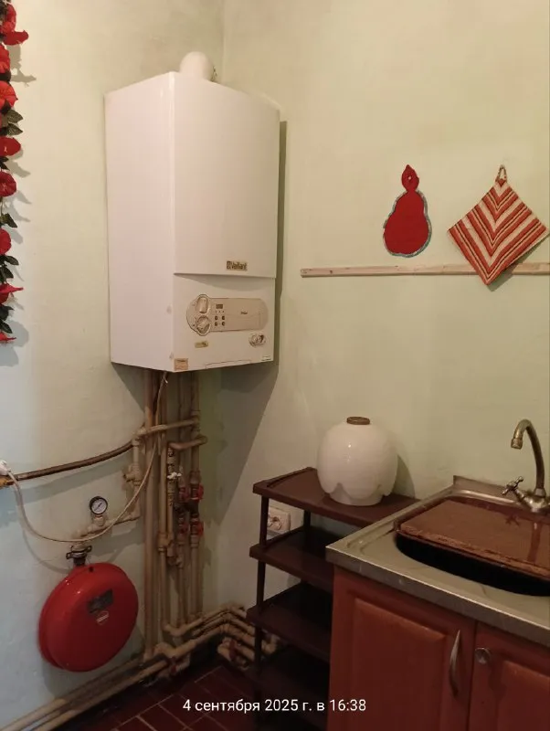 продам четырёхкомнатную квартиру на земле, 80м. кв. 🌇донецк, центр города, ориентир оцкб / универмаг донбасс /параллельно ул. олимпиева, ближе к смолянке. 📍 ✅два входа в дом, двое ворот. ✅4 комнаты, 2-ва сан узла, 2-ве кухни. чистое - жилое состояние. ⛽газовое отопление. 👍центральная канализация. ✅хороший высокий и вместительный гараж с ямой. ✅очень глубокий подвал. - фотография - 9