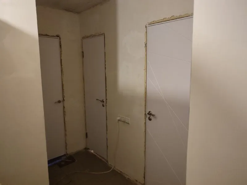 ‼️продажа квартиры‼️ 🏡продажа трёхкомнатная квартира г. донецк днр пролетарский р-н, ул. прожекторная, возле кафе бирстаун ✅этажность–6/9 жилого дома ✅рядом магазины, школы, садик автостанция ✅квартира очень тёплая, незаконченный ремонт -туалет, ванная, прихожая стены выровнены ✅все комнаты разделены балкон и огромная лождия ✅в квартире остаётся мебель и бытовая техника ✅вода по графику 🔥собственник 💴цена: 6🍋500.000 рублей не большой торг‼️ 📞подробности по телефону; ☎️+7(949) 323-03-59 светлана недвижимость днр - фотография - 3