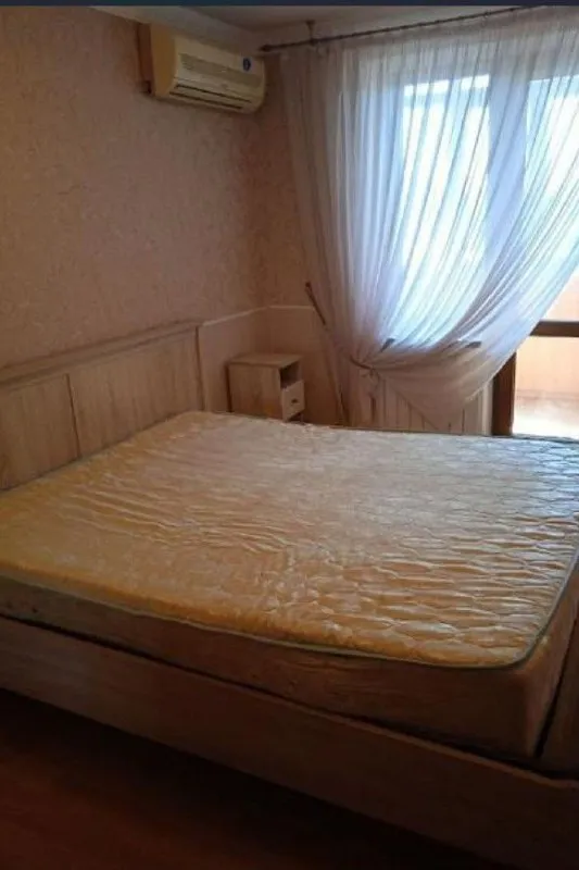 сдаётся впервые отличная трехкомнатная квартира 🌇донецк, ул церетели, галактика куйбышевский район, ориентиры: док «топаз»📍 💦вода горячая и холодная 24/7 ✅полностью меблирована — вам не придётся беспокоиться о бытовых мелочах. ❗️при желании можно организовать планировку как двухкомнатной квартиры, закрыв одну из комнат. ✅интернет, wifi ✅10 /10 этаж ✅дом расположен в районе с хорошей инфраструктурой: рядом находятся остановки общественного транспорта, магазины, школы и детские сады. ✅тихий двор создаст атмосферу спокойствия и уюта. рядом железнодорожная станция. 💰цена 35000 ₽ + залог + комиссия агентства, оплата только по факту заселения 📲☎️+79493523316 подписаться | дать объявление - фотография - 2