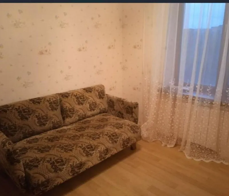 сдаётся впервые отличная трехкомнатная квартира 🌇донецк, ул церетели, галактика куйбышевский район, ориентиры: док «топаз»📍 💦вода горячая и холодная 24/7 ✅полностью меблирована — вам не придётся беспокоиться о бытовых мелочах. ❗️при желании можно организовать планировку как двухкомнатной квартиры, закрыв одну из комнат. ✅интернет, wifi ✅10 /10 этаж ✅дом расположен в районе с хорошей инфраструктурой: рядом находятся остановки общественного транспорта, магазины, школы и детские сады. ✅тихий двор создаст атмосферу спокойствия и уюта. рядом железнодорожная станция. 💰цена 35000 ₽ + залог + комиссия агентства, оплата только по факту заселения 📲☎️+79493523316 подписаться | дать объявление - фотография - 4