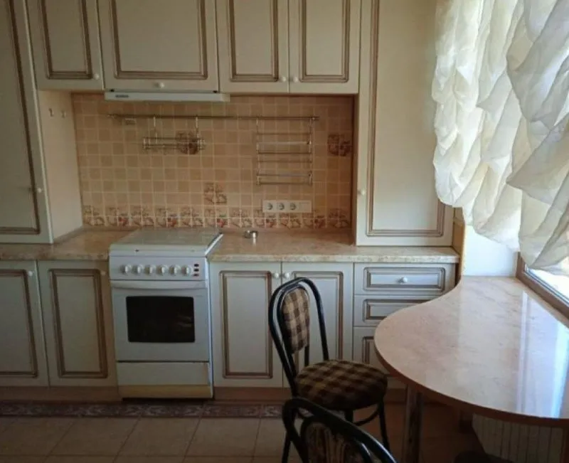 сдаётся впервые отличная трехкомнатная квартира 🌇донецк, ул церетели, галактика куйбышевский район, ориентиры: док «топаз»📍 💦вода горячая и холодная 24/7 ✅полностью меблирована — вам не придётся беспокоиться о бытовых мелочах. ❗️при желании можно организовать планировку как двухкомнатной квартиры, закрыв одну из комнат. ✅интернет, wifi ✅10 /10 этаж ✅дом расположен в районе с хорошей инфраструктурой: рядом находятся остановки общественного транспорта, магазины, школы и детские сады. ✅тихий двор создаст атмосферу спокойствия и уюта. рядом железнодорожная станция. 💰цена 35000 ₽ + залог + комиссия агентства, оплата только по факту заселения 📲☎️+79493523316 подписаться | дать объявление - фотография - 6