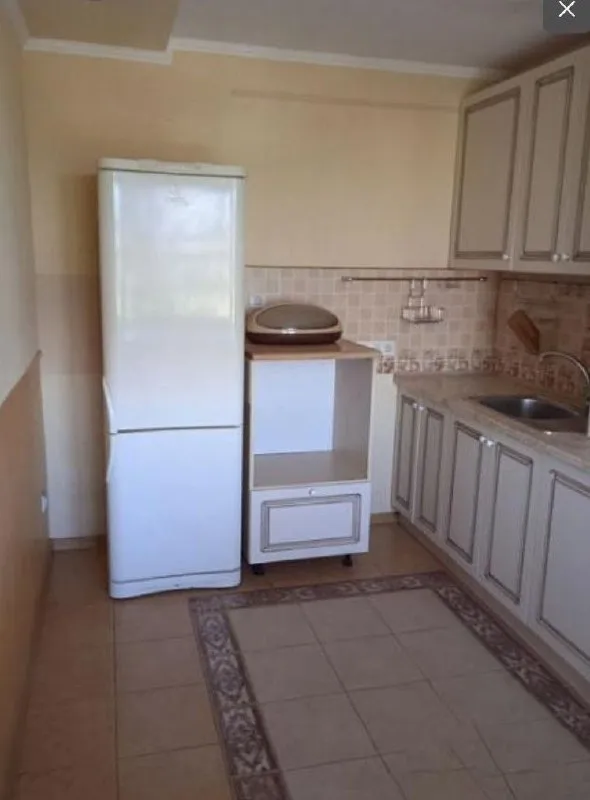 сдаётся впервые отличная трехкомнатная квартира 🌇донецк, ул церетели, галактика куйбышевский район, ориентиры: док «топаз»📍 💦вода горячая и холодная 24/7 ✅полностью меблирована — вам не придётся беспокоиться о бытовых мелочах. ❗️при желании можно организовать планировку как двухкомнатной квартиры, закрыв одну из комнат. ✅интернет, wifi ✅10 /10 этаж ✅дом расположен в районе с хорошей инфраструктурой: рядом находятся остановки общественного транспорта, магазины, школы и детские сады. ✅тихий двор создаст атмосферу спокойствия и уюта. рядом железнодорожная станция. 💰цена 35000 ₽ + залог + комиссия агентства, оплата только по факту заселения 📲☎️+79493523316 подписаться | дать объявление - фотография - 8