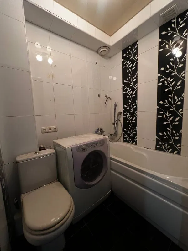 ‼️продажа! бул. шевченко, калининский рынок‼️ продается 2х комнатная квартира, калининский район. площадь 46кв. м. этажность 5/5ти. крыша не течет, квартира теплая. комнаты раздельные! качественный ремонт. вода по графику ! поменяна канализация, проводка. рядом рынок, школа, детский сад, супермаркет, хорошая транспортная развязка. документы готовы. никто не прописан. цена 4,000,000р ! +79493268382 виктория ан - фотография - 8