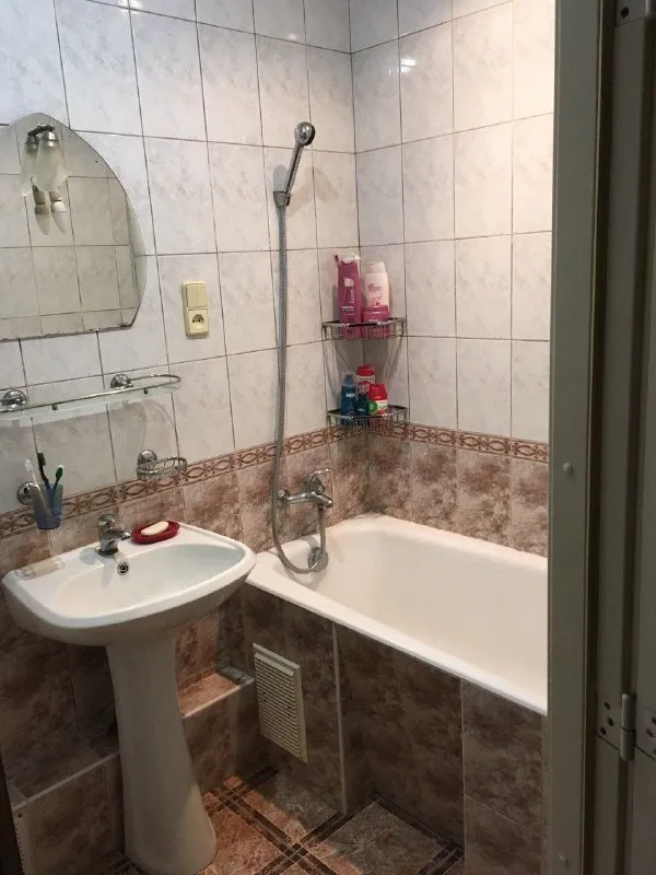 ‼️продажа квартиры‼️ 🏡продается 3-трехкомнатная квартира🗺г. енакиево днр центр города-рядом с администрацией ✅этажность–5/5 жилого дома ✅площадь квартиры–60 м2 ✅состояние жилое 🧾документы рф, без долгов 🔥собственник 💴цена: 2🍋400.000 рублей возможен торг‼️ 📞более подробная информация по телефону; ☎️+7(949) 432-93-36 ирина 📨подписаться - фотография - 9