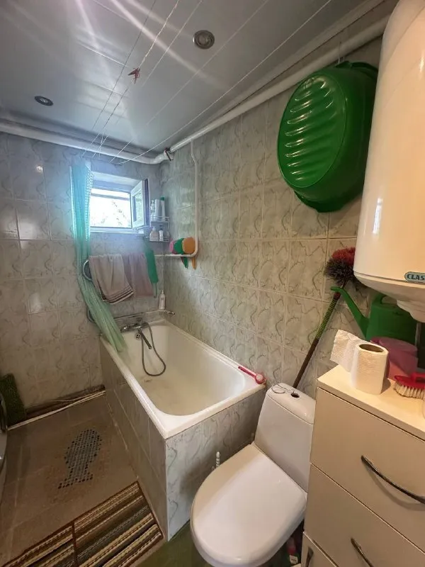 продам частный 🏡 дом 108 кв. 🌇днр, урзуф, 15 минут от моря📍 ✅2 спальни, зал, кабинет, большая кухня. санузел в доме. ⛽дом газифицирован, вода в доме, канализация-сливная яма. ✅дом крепкий, из кирпича, высота потолков 3 метра. ✅газовый котел, есть бойлер. есть летняя кухня, летний душ и туалет. а так же комнаты для отдыхающих. ✅хоз постройки, колодец. 🌊до моря 15 минут ходьбы, в шаговой доступности рынок и магазины. 📑документы готовы! 💰цена 12,500,000 ₽ (150,000 $)!  📷больше фото и информации по телефону 📲☎️+79493282386 ольга ан 📲☎️+79494181407 галина ан подписаться | дать объявление - фотография - 10