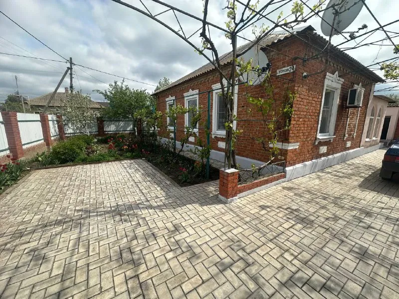 продам частный 🏡 дом 108 кв. 🌇днр, урзуф, 15 минут от моря📍 ✅2 спальни, зал, кабинет, большая кухня. санузел в доме. ⛽дом газифицирован, вода в доме, канализация-сливная яма. ✅дом крепкий, из кирпича, высота потолков 3 метра. ✅газовый котел, есть бойлер. есть летняя кухня, летний душ и туалет. а так же комнаты для отдыхающих. ✅хоз постройки, колодец. 🌊до моря 15 минут ходьбы, в шаговой доступности рынок и магазины. 📑документы готовы! 💰цена 12,500,000 ₽ (150,000 $)!  📷больше фото и информации по телефону 📲☎️+79493282386 ольга ан 📲☎️+79494181407 галина ан подписаться | дать объявление - фотография - 2