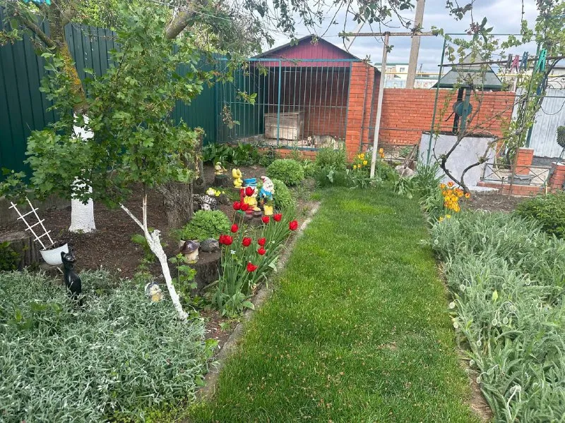 продам частный 🏡 дом 108 кв. 🌇днр, урзуф, 15 минут от моря📍 ✅2 спальни, зал, кабинет, большая кухня. санузел в доме. ⛽дом газифицирован, вода в доме, канализация-сливная яма. ✅дом крепкий, из кирпича, высота потолков 3 метра. ✅газовый котел, есть бойлер. есть летняя кухня, летний душ и туалет. а так же комнаты для отдыхающих. ✅хоз постройки, колодец. 🌊до моря 15 минут ходьбы, в шаговой доступности рынок и магазины. 📑документы готовы! 💰цена 12,500,000 ₽ (150,000 $)!  📷больше фото и информации по телефону 📲☎️+79493282386 ольга ан 📲☎️+79494181407 галина ан подписаться | дать объявление - фотография - 3