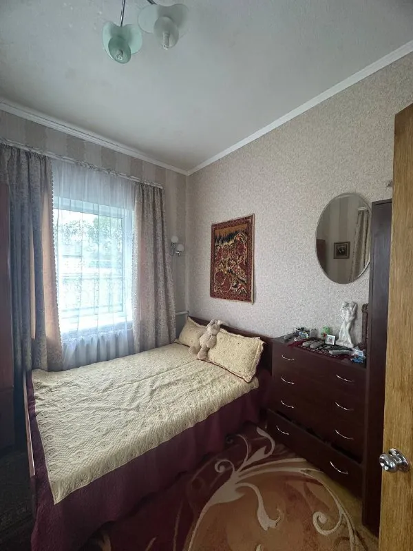 продам частный 🏡 дом 108 кв. 🌇днр, урзуф, 15 минут от моря📍 ✅2 спальни, зал, кабинет, большая кухня. санузел в доме. ⛽дом газифицирован, вода в доме, канализация-сливная яма. ✅дом крепкий, из кирпича, высота потолков 3 метра. ✅газовый котел, есть бойлер. есть летняя кухня, летний душ и туалет. а так же комнаты для отдыхающих. ✅хоз постройки, колодец. 🌊до моря 15 минут ходьбы, в шаговой доступности рынок и магазины. 📑документы готовы! 💰цена 12,500,000 ₽ (150,000 $)!  📷больше фото и информации по телефону 📲☎️+79493282386 ольга ан 📲☎️+79494181407 галина ан подписаться | дать объявление - фотография - 5