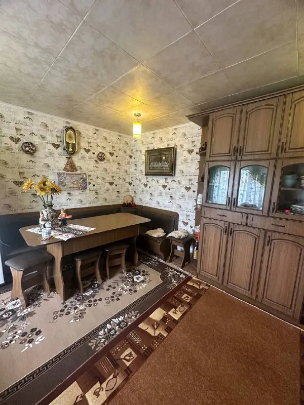 продам частный 🏡 дом 108 кв. 🌇днр, урзуф, 15 минут от моря📍 ✅2 спальни, зал, кабинет, большая кухня. санузел в доме. ⛽дом газифицирован, вода в доме, канализация-сливная яма. ✅дом крепкий, из кирпича, высота потолков 3 метра. ✅газовый котел, есть бойлер. есть летняя кухня, летний душ и туалет. а так же комнаты для отдыхающих. ✅хоз постройки, колодец. 🌊до моря 15 минут ходьбы, в шаговой доступности рынок и магазины. 📑документы готовы! 💰цена 12,500,000 ₽ (150,000 $)!  📷больше фото и информации по телефону 📲☎️+79493282386 ольга ан 📲☎️+79494181407 галина ан подписаться | дать объявление - фотография - 7