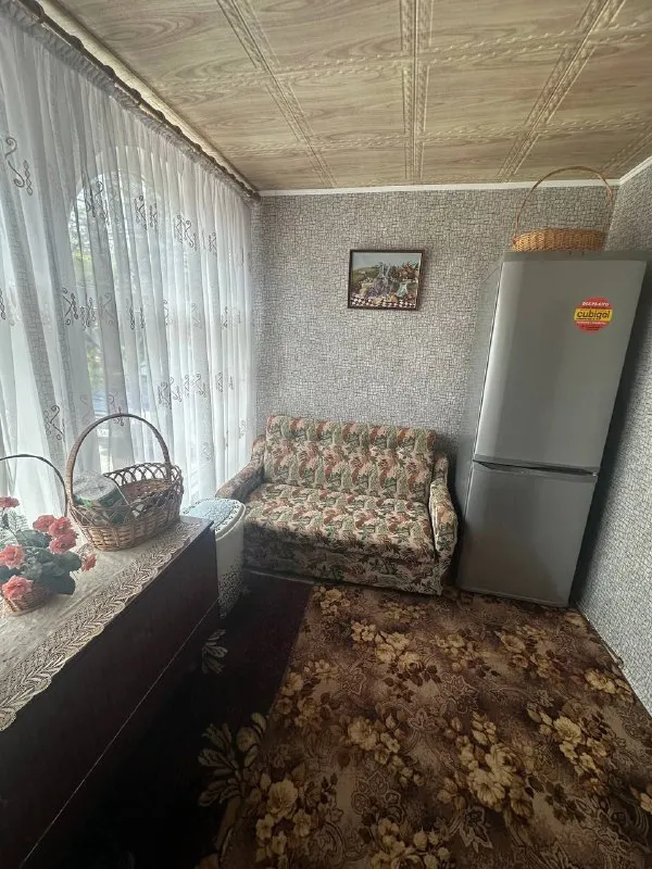 продам частный 🏡 дом 108 кв. 🌇днр, урзуф, 15 минут от моря📍 ✅2 спальни, зал, кабинет, большая кухня. санузел в доме. ⛽дом газифицирован, вода в доме, канализация-сливная яма. ✅дом крепкий, из кирпича, высота потолков 3 метра. ✅газовый котел, есть бойлер. есть летняя кухня, летний душ и туалет. а так же комнаты для отдыхающих. ✅хоз постройки, колодец. 🌊до моря 15 минут ходьбы, в шаговой доступности рынок и магазины. 📑документы готовы! 💰цена 12,500,000 ₽ (150,000 $)!  📷больше фото и информации по телефону 📲☎️+79493282386 ольга ан 📲☎️+79494181407 галина ан подписаться | дать объявление - фотография - 9