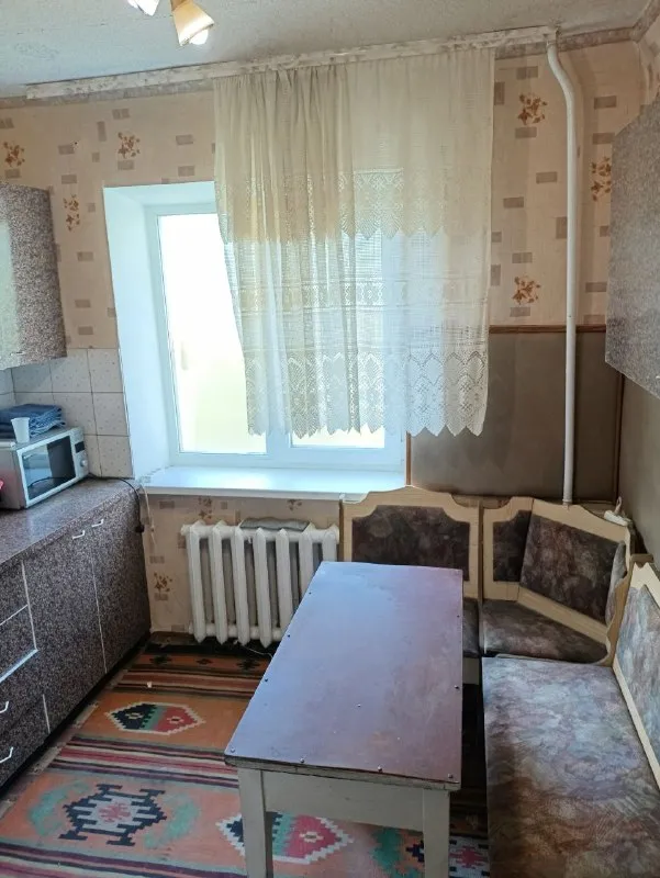 🏡аренда квартиры сдается на длительный срок (минимум 3 месяца) двухкомнатная квартира на артема (ориентир рск олимпийский/изумруд). общая площадь 60 квадратов. ✅есть вся техника кроме телевизора. мебель частично. ✅вода по графику не доходит, но в соседнем дворе установлена емкость 5 кубов для автоподвоза. ✅четвертый этаж пятиэтажного дома. 🗺г. донецк, улица артема. 💴стоимость аренды 20000+ком услуги. ☎️+79493369064 🔥собственник. аренда днр - фотография - 2