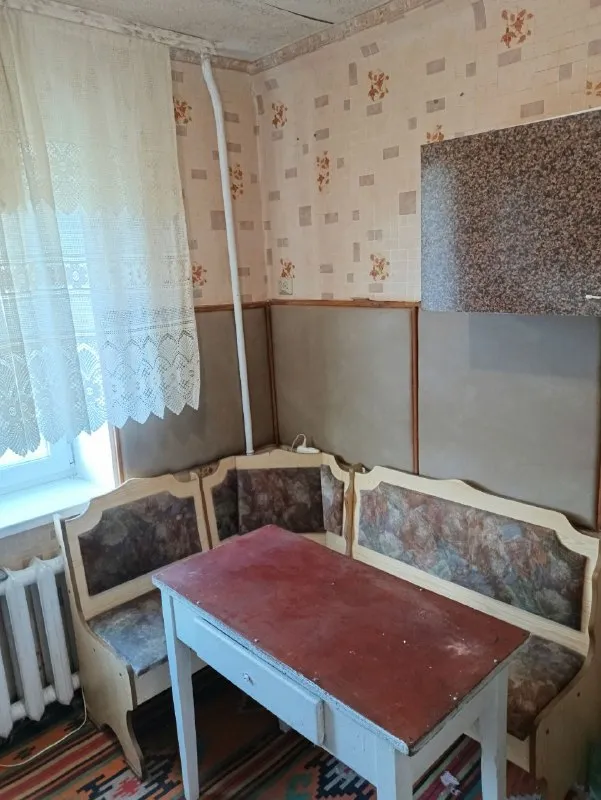 🏡аренда квартиры сдается на длительный срок (минимум 3 месяца) двухкомнатная квартира на артема (ориентир рск олимпийский/изумруд). общая площадь 60 квадратов. ✅есть вся техника кроме телевизора. мебель частично. ✅вода по графику не доходит, но в соседнем дворе установлена емкость 5 кубов для автоподвоза. ✅четвертый этаж пятиэтажного дома. 🗺г. донецк, улица артема. 💴стоимость аренды 20000+ком услуги. ☎️+79493369064 🔥собственник. аренда днр - фотография - 3