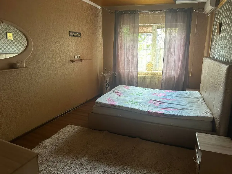 🌟 сдам в аренду 3-комнатный дом в куйбышевском районе, смолянка! 🌟 🏡 • просторная гостиная с камином, детская комната и большая спальня. • выполнен евро-ремонт, делали для себя – все качественно! • в доме проведены все коммуникации и имеется свое отопление – в холодное время года будет очень тепло. • вся необходимая мебель и техника присутствуют, как на фото. 💧 удобства: • круглосуточное водоснабжение (в данный момент устанавливается накопительный бак). • свой гараж и двор – идеально для семейных выходов на свежем воздухе. • беседка для приятного времяпрепровождения на улице. 🚗 расположение: • всего 7 минут на машине до центра города. сдается на длительный срок! мы рассматриваем порядочных арендаторов! обратите внимание, что крупные собаки не рассматриваются. цена 60 000 уже с к/у + залог + комиссия не упустите возможность жить в уютном доме с комфортом! 📞 звоните для консультации и записи на просмотр +79495925765 милана - фотография - 3