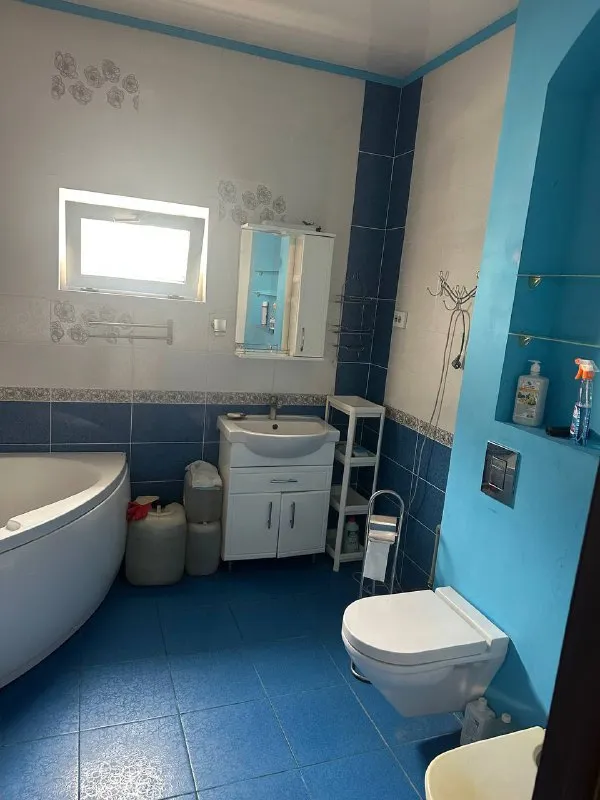 🌟 сдам в аренду 3-комнатный дом в куйбышевском районе, смолянка! 🌟 🏡 • просторная гостиная с камином, детская комната и большая спальня. • выполнен евро-ремонт, делали для себя – все качественно! • в доме проведены все коммуникации и имеется свое отопление – в холодное время года будет очень тепло. • вся необходимая мебель и техника присутствуют, как на фото. 💧 удобства: • круглосуточное водоснабжение (в данный момент устанавливается накопительный бак). • свой гараж и двор – идеально для семейных выходов на свежем воздухе. • беседка для приятного времяпрепровождения на улице. 🚗 расположение: • всего 7 минут на машине до центра города. сдается на длительный срок! мы рассматриваем порядочных арендаторов! обратите внимание, что крупные собаки не рассматриваются. цена 60 000 уже с к/у + залог + комиссия не упустите возможность жить в уютном доме с комфортом! 📞 звоните для консультации и записи на просмотр +79495925765 милана - фотография - 7