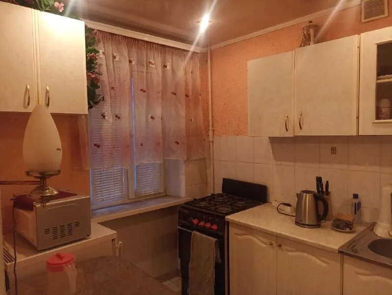 ‼️продажа квартиры‼️ 🏡продаётся 1-однокомнатная квартира г. донецк днр кировский район мкр-н текстильщик ✅этажность–7/9 жилого дома ✅общая площадь–30.8 м2 ✅жилая–18.5 м2 ✅кухня–5.2 м2 ✅узаконенная перепланировка, выполнен качественный ремонт ✅квартира продается со всей мебелью и бытовой техникой установлены новые пластиковые окна и балкон ✅надежная металлическая входная дверь санузел отделан современной керамической плиткой ✅установлена угловая ванна, современный умывальник с зеркалом и унитаз ✅стиральная машина остаётся ✅рядом амбулатория, детский садик, школа, супермаркеты, аптека, банк, почта, парковка ✅остановки общественного транспорта расположены в паре минут ходьбы 🔥собственник 💴цена: 3🍋200.000 рублей ☎️+7(949) 318-49-99 оксана недвижимость днр - фотография - 5