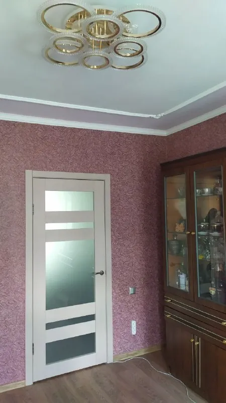 ‼️продажа дома‼️ 🏡продается газифицированный дом 🗺г. Харцызск днр ✅ориентир: трест, район 5 школы, магазин 🏡земельный участок–6 соток (приватизирован) ✅площадь дома–61 м2+ пристройка к дому–31 м2 ✅4 жилые комнаты, 2 гостинные, 2 спальни, кухня, прихожая, санузел ✅окна пластиковые, дом литой, утеплен, центральная канализация, водопровод, канализация - пластик ✅колодец двор - бетон гараж 🧾документы готовы 🔥собственник 💴цена: 7🍋400.000 рублей торг‼️ ☎️+7(949) 404-51-48 анастасия+ вацап; tелеграм 📨подписаться - фотография - 3