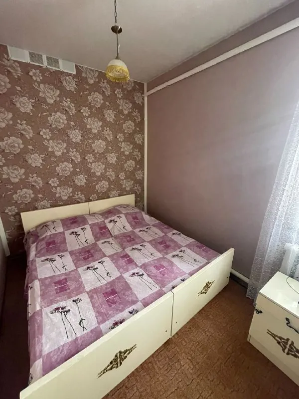 ‼️продажа дома‼️ 🏡продается газифицированный дом 🗺г. Харцызск днр ✅ориентир: трест, район 5 школы, магазин 🏡земельный участок–6 соток (приватизирован) ✅площадь дома–61 м2+ пристройка к дому–31 м2 ✅4 жилые комнаты, 2 гостинные, 2 спальни, кухня, прихожая, санузел ✅окна пластиковые, дом литой, утеплен, центральная канализация, водопровод, канализация - пластик ✅колодец двор - бетон гараж 🧾документы готовы 🔥собственник 💴цена: 7🍋400.000 рублей торг‼️ ☎️+7(949) 404-51-48 анастасия+ вацап; tелеграм 📨подписаться - фотография - 4